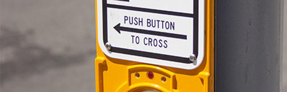 Closeup Sign Of Queen St And Traffic Light With Historic Building